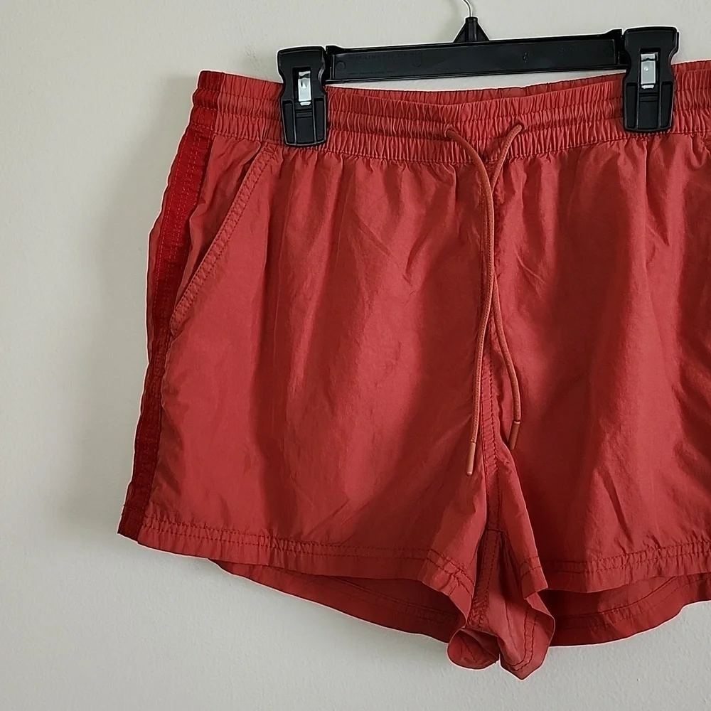 Athleta expedition shorts pull on elastoc waist drawstring women's size 2